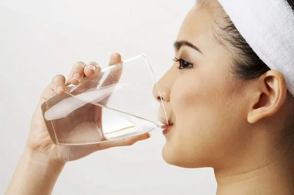 Sau nhổ răng khôn bao lâu thì súc miệng nước muối?