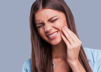 Răng số 8 đang đau có nhổ được không?