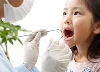 Bé 6 tuổi nhổ răng hàm có mọc lại không?